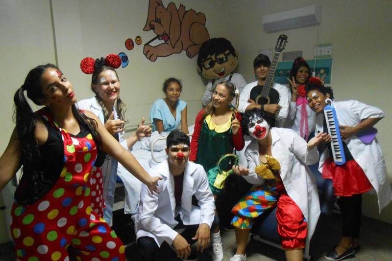 O trabalho voluntário muda a atmosfera hospitalar. O ambiente de dor e apreensão se transforma, e o hospital ganha cores, risos e esperanças. No Hospital Regional do Sudeste do Pará – Dr. Geraldo Veloso (HRSP), localizado em Marabá, vários grupos de voluntariado contribuem com atividades lúdicas para o êxito do tratamento oferecido pelos profissionais da unidade de saúde. Em fevereiro, os grupos “Pipoca e Maionese”, “Amor em Ação”, “Filhos da Caridade” e “Médicos da Alegria” proporcionaram a cada semana alegria e diversão a pacientes de todas as alas do hospital, incluindo a Unidade de Terapia Intensiva (UTI). Para o ajudante de pedreiro José Lira, 25 anos, a presença dos voluntários do grupo “Pipoca e Maionese” foi fundamental na recuperação de seu filho, de 06 anos, internado na UTI Pediátrica. “Antes de começar a brincadeira, meu filho estava chorando, triste, chamando pela mãe. Mas depois ele ficou alegre, pediu até para tomar banho. Eles se divertem. A gente vê que quando começa a brincadeira, eles já ficam alegres, sorrindo”, contou José Lira.
FOTO: ASCOM / HRSP
DATA:27.02.2018
MARABÁ - PARÁ <div class='credito_fotos'>Foto: ASCOM HRSP | <a href='/midias/2018/originais/8542a535-4fa2-4601-a96b-a9b3d471e98a.jpg' download><i class='fa-solid fa-download'></i> Download</a></div>
