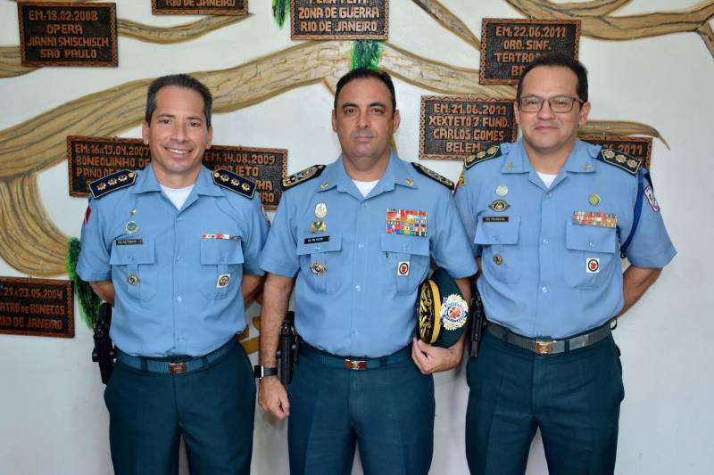 Uma solenidade marcou os 25 anos de implantação do Comando de Policiamento Regional I (CPR I), em Santarém, na quinta-feira (24). Destaque para os investimentos em equipamentos e a criação de novas unidades, que contribuem para que as ações da Polícia Militar na região sejam realizadas com maior eficiência. Atualmente, o trabalho do CPR I atende 13 municípios: Santarém, Monte Alegre, Almeirim, Alenquer, Oriximiná, Juruti, Óbidos, Prainha, Terra Santa, Faro, Curuá, Belterra e Mojuí dos Campos. Santarém é o única cidade do interior do estado que conta com dois grandes batalhões - o 3º e o 35º BPM - esse último efetivado no início deste ano. Na foto, o comandante do CPR 1, coronel Heldson Tomaso (1º da esq/dir), o comandante geral da PM, coronel Hilton Benigno (2º da esq/dir) e coronel Braga (3º da esq/dir).
FOTO: WISLLEY FRANÇA
DATA: 24.05.2018
SANTARÉM - PARÁ <div class='credito_fotos'>Foto: WISLLEY FRANÇA | <a href='/midias/2018/originais/8542d108-94d9-43aa-8433-2c2063393778.jpg' download><i class='fa-solid fa-download'></i> Download</a></div>