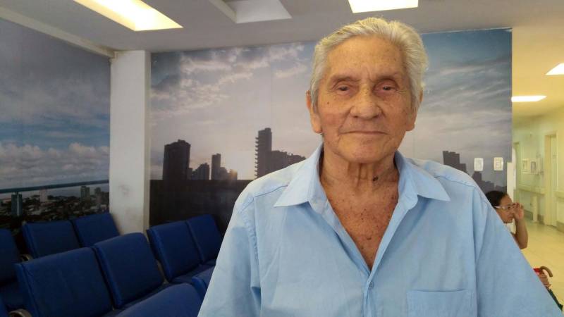 Usuário do Hospital Jean Bitar (HJB), que é referência no estado para atendimento à geriatria, Mário da Silva Pires, 82, afirma que participa de todas as campanhas em combate a doença.
FOTO: ASCOM / HJB
DATA: 22.04.2018
BELÉM - PARÁ <div class='credito_fotos'>Foto: ASCOM HJB | <a href='/midias/2018/originais/855ef6e2-6af4-4f24-8137-b1b7d59e6b34.jpg' download><i class='fa-solid fa-download'></i> Download</a></div>