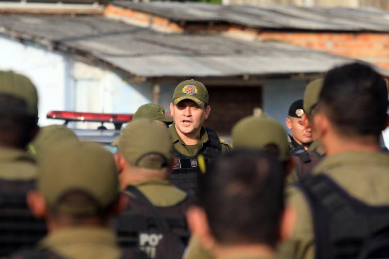 Mais de 150 agentes de segurança realizaram a Operação Arcanjo, no Bairro do Tapanã, em Belém, no final da tarde desta quinta feira (1º). As ações foram concentradas no Tapanã, onde nos últimos dias ocorreram 10 homicídios e cinco confrontos armados. O policiamento na área é feito pelo 24º Batalhão da Polícia Militar. A operação teve o reforço no patrulhamento, inclusive com o Grupamento Aéreo. As ações policiais ostensivas de enfrentamento à criminalidade estão sendo intensificadas. O coronel PM Luiz Carlos Rayol de Oliveira (foto), titular do Comando de Policiamento da Capital (CPC I), informou que a megaoperação já está sendo realizada regularmente na Região Metropolitana de Belém. As ações no Tapanã foram reforçadas devido aos últimos homicídios. “Nosso objetivo é trazer a paz e a tranquilidade aos moradores do bairro. Nós percebemos, através do mapeamento criminal, que as ocorrências se elevaram, e estamos dando resposta à sociedade”, ressaltou.
FOTO: SIDNEY OLIVEIRA / AG. PARÁ
DATA: 01.11.2018
BELÉM - PARÁ <div class='credito_fotos'>Foto: Sidney Oliveira/Ag. Pará | <a href='/midias/2018/originais/855f103d-4e7d-43b1-abec-58a318747511.jpg' download><i class='fa-solid fa-download'></i> Download</a></div>
