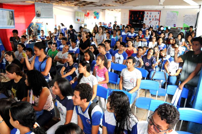 Alunos da Escola Estadual de Ensino Fundamental e Médio Nossa Senhora do Carmo, no bairro do Tapanã, em Belém, montaram um coletivo cultural para levar arte para dentro da escola, trazendo um novo olhar para a literatura fora dos livros.
FOTO: FERNANDO NOBRE / ASCOM SEDUC
DATA: 17.05.2018
BELÉM - PARÁ <div class='credito_fotos'>Foto: FERNANDO NOBRE/ASCOM SEDUC | <a href='/midias/2018/originais/85672574-6b6a-4005-8116-c12126294b2d.jpg' download><i class='fa-solid fa-download'></i> Download</a></div>