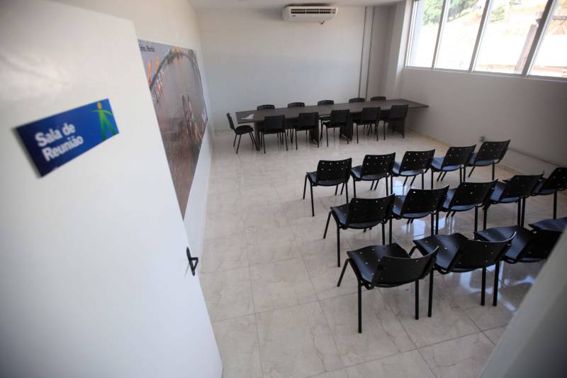 “Fiz questão de trazer minha filha para seu primeiro exercício de cidadania que é ter uma carteira de identidade, ainda mais em um local como este, que permite resolvermos várias pendências com mais conforto e praticidade”, comemorou o senhor Genival de Oliveira, 40 anos, pai da pequena Gabrielle, 8 anos. A família de seu Genival é uma das milhares que serão beneficiadas no município de Parauapebas, no sudeste paraense, com orientações e serviços de diversos órgãos estaduais em um único local: a Estação Cidadania. O espaço, localizado no Shopping Karajás, foi entregue oficialmente à população na manhã deste sábado (19). A cerimônia contou com a presença de secretários de Estado, parlamentares, entre outras autoridades locais. Esta é a segunda Estação Cidadania da região. A primeira é a de Marabá.
FOTO: THIAGO GOMES / AG. PARÁ
DATA: 19.05.2018
PARAUAPEBAS - PARÁ <div class='credito_fotos'>Foto: Thiago Gomes /Ag. Pará | <a href='/midias/2018/originais/856d8280-301d-4e9d-a186-cfd287386c27.jpg' download><i class='fa-solid fa-download'></i> Download</a></div>