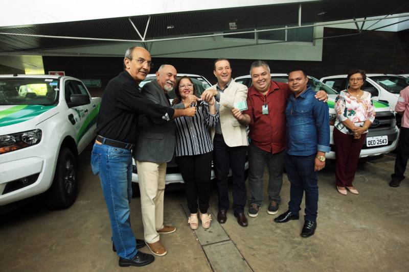 Objetivando reduzir o desmatamento em todo o Pará e aumentar a área inserida no Cadastro Ambiental Rural (CAR), o governo do Estado entregou, nesta quinta-feira (22), a gestores de 60 municípios, diversos equipamentos para dar apoio nas ações de fiscalização ambiental que são executadas pelas secretarias municipais de meio ambiente. Foram distribuídos hoje 68 caminhonetes, 99 notebooks, 21 projetores multimídias e câmeras digitais, somando um investimento de R$88 milhões.
FOTO: RODOLFO OLIVEIRA
DATA: 22.03.2018
BELÉM - PARÁ <div class='credito_fotos'>Foto: Rodolfo Oliveira/Ag. Pará | <a href='/midias/2018/originais/85733e56-c311-4223-bf9f-938e73930466.jpg' download><i class='fa-solid fa-download'></i> Download</a></div>