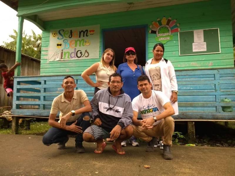 A Secretaria de Saúde de Anajás realizou, no mês passado, uma ação voltada à investigação e prevenção da raiva humana na zona rural do município, mais especificamente no igarapé Saparará e suas localidades. A iniciativa visou combater a raiva humana transmitida por cães, gatos e morcegos e controlar a raiva canina e felina. A ação (foto) atendeu a notificação de agente comunitário de saúde (ACS) sobre mordedura de morcegos em humanos e em animais. Além da prevenção com a vacinação, houve captura de morcegos e atividade de educação sanitária. Em Anajás, não foi detectado caso de raiva, mas devido ao vírus circulante na região foi feita a profilaxia da raiva humana e animal, conforme as condutas previstas na área da saúde, incluindo o ciclo silvestre da raiva. Cerca de 80 cães e três gatos foram vacinados, além da imunização na população local. A ação teve o apoio da Secretaria do Estado de Saúde Pública (Sespa).
FOTO: ASCOM / PREFEITURA DE ANAJÁS
DATA: 21.06.2018
ANAJÁS - PARÁ <div class='credito_fotos'>Foto: ASCOM / PREFEITURA DE ANAJÁS | <a href='/midias/2018/originais/8574c74a-5627-47cc-b82c-9a2fdf04f7b9.jpg' download><i class='fa-solid fa-download'></i> Download</a></div>