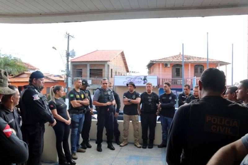 256 petecas e 300 gramas de maconha, além de 100 gramas de pasta de cocaína, foram apreendidos na Operação Nêmesis, deflagrada na madrugada deste sábado (07), em Salinópolis, nordeste paraense. Sete pessoas foram presas e já estão à disposição da Justiça. Sob a coordenação do delegado Hennison Jacob Azevedo, diretor da Divisão Estadual de Narcóticos, da Polícia Civil, com o apoio da Secretaria de Estado de Segurança Pública e Defesa Social (Segup), a Operação Nêmesis tem como objetivo o combate e a repreensão ao tráfico de entorpecentes, sobretudo durante o mês de julho, em Salinas. O trabalho começou a partir de um levantamento prévio da Secretaria Adjunta de Inteligência e Análise Criminal (Siac), que há 20 dias deu início ao levantamento que culminou na operação deste final de semana.
FOTO: ASCOM / SGUP
DATA: 07.07.2018
SALINÓPOLIS - PARÁ <div class='credito_fotos'>Foto: Ascom Segup | <a href='/midias/2018/originais/8579a175-b874-4e37-ace1-8ed69c9da760.jpg' download><i class='fa-solid fa-download'></i> Download</a></div>