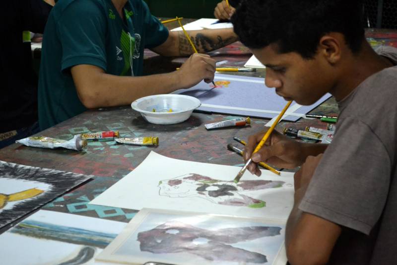 Experimentos com gravura, confecções de maquetes, gravura em arte sacra, youtuber, bateria, percussão são algumas das oficinas ofertadas pela Fundação Cultural do Pará para o mês de junho. São mais de 100 opções de cursos de arte e ofício realizados nas Oficinas Curro Velho e na Casa da Linguagem. Este será o último módulo de oficinas do primeiro semestre de 2018. As aulas iniciam no dia 28 de maio e encerram no dia 15 de junho, nos horários da manhã e tarde. Na parte de audiovisual serão ofertadas quatro oficinas, entre elas: Laboratório de ensaios fotográficos e fotocolagem, entre outras. A oficina de Laboratório de ensaios fotográficos será ministrada pela fotógrafa e professora da Secretaria de Estado de Educação (Seduc), Bárbara Freire. Para participar o aluno deve ter como pré-requisito conhecimento básico de fotografias.
FOTO: ASCOM / FCP
DATA: 15.05.2018
BELÉM - PARÁ <div class='credito_fotos'>Foto: ASCOM FCP | <a href='/midias/2018/originais/8579debc-c153-49b4-a5f0-3be6d0811733.jpg' download><i class='fa-solid fa-download'></i> Download</a></div>