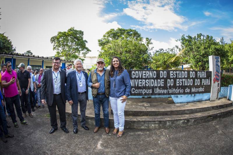 Governador Simão Jatene e comitiva da Uepa durante inauguração do bloco IV, do campus VIII da Uepa, em Marabá, na tarde desta sexta-feira, 6.
FOTO: NAILANA THIELY
DATA: 06.04.18
MARABÁ-PARÁ <div class='credito_fotos'>Foto: Agência Pará | <a href='/midias/2018/originais/857fc006-3aac-458b-8dd9-f473f2ce120b.jpg' download><i class='fa-solid fa-download'></i> Download</a></div>