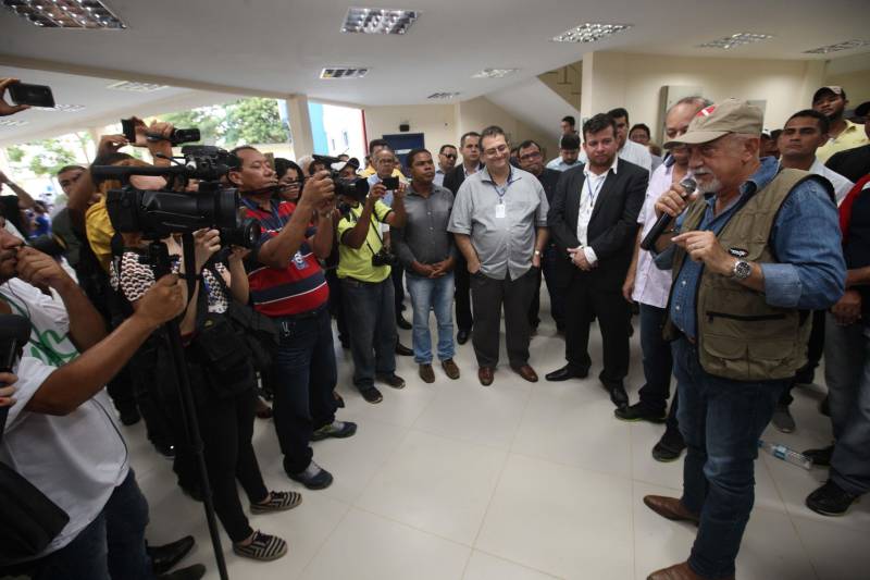 Nesta sexta-feira (6), um dia após completar 105 anos de emancipação, Marabá, município de forte vocação mineral e agrícola que o faz principal centro socioeconômico do sudeste paraense, recebeu importantes obras e serviços do Governo do Estado. Em destaque, investimentos nas áreas da saúde, educação, saneamento básico e segurança. As cerimônias contaram com a presença do governador Simão Jatene, parlamentares, prefeitos da região, entre outras autoridades. Durante a agenda de governo no município foi entregue oficialmente à população a nova Estação de Tratamento de Esgoto Sanitário (ETE) da Companhia de Saneamento do Pará (Cosanpa), o bloco IV do campus VIII da Universidade Estadual do Pará (Uepa, na foto) e mais de 90 veículos para unidades militares de Marabá e municípios da região. Além disso, também foi entregue à prefeitura 13 caminhões coletores de resíduos sólidos e assinado um termo aditivo para aquisição de equipamentos de hemodiálise para o Hospital Regional do Sudeste do Pará - Dr. Geraldo Veloso (HRSP), entre outros convênios.
FOTO: SIDNEY OLIVEIRA / AG. PARÁ
DATA: 06.04.2018
MARABÁ - PARÁ <div class='credito_fotos'>Foto: Agência Pará | <a href='/midias/2018/originais/8580805f-ffd6-4563-a907-f79d7decfd34.jpg' download><i class='fa-solid fa-download'></i> Download</a></div>