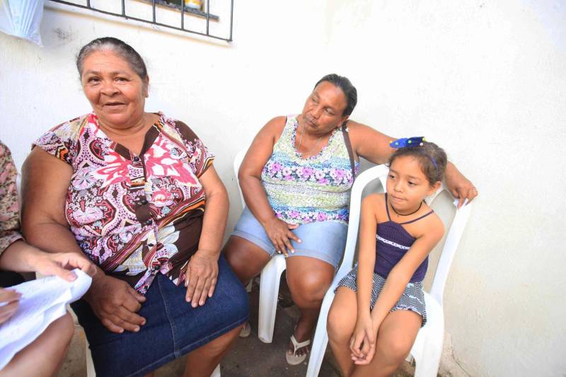 O governador Simão Jatene está no município de Bragança, nordeste do Estado, neste sábado (19), para visitar algumas das localidades atingidas pelas enchentes provocadas pelas chuvas do início da semana. A Defesa Civil Estadual está articulando as secretarias de Estado para atender às pessoas afetadas pelos alagamentos. Até o momento são três famílias desabrigadas e mais de três mil pessoas afetadas, principalmente na comunidade de Maranhãozinho. A prefeitura decretou estado de alerta. Uma sala de situação foi montada no município para o gerenciamento das ações que atendem às famílias. Na foto, dona Maria do Amparo (e).
FOTO: RODOLFO OLIVEIRA / AG. PARÁ
DATA: 19.05.2018
BRAGANÇA - PARÁ <div class='credito_fotos'>Foto: Rodolfo Oliveira/Ag. Pará | <a href='/midias/2018/originais/8587dfd5-59cb-483c-83f6-dc6f7c9ee387.jpg' download><i class='fa-solid fa-download'></i> Download</a></div>