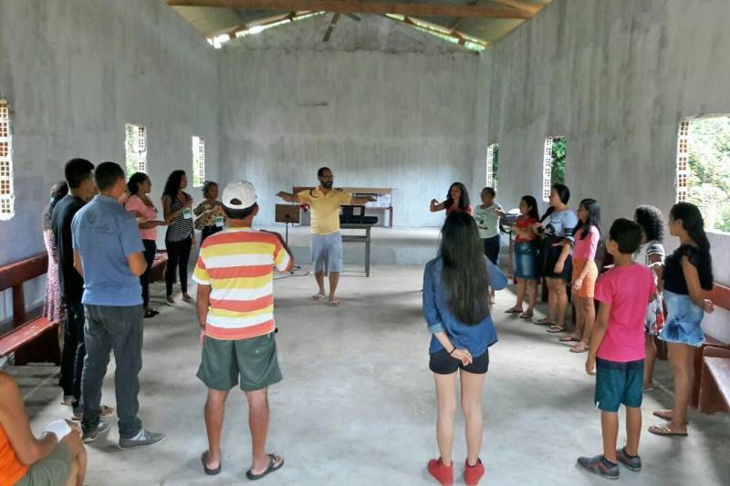 Começou nesta quarta-feira (2), na vila de Juçarateua, no município de Colares, na região nordeste do Pará, a primeira edição 2018 do “Mini Painel de Interiorização para Bandas de Música” (foto). Criado no ano passado, o evento segue o mesmo modelo dos paineis de bandas realizados pela Funarte em parceria com a Fundação Carlos Gomes e tem o objetivo de capacitar músicos de municípios do interior do estado através de oficinas musicais. As oficinas são ministradas por professores de canto e instrumentos do Instituto Estadual Carlos Gomes, que se deslocaram até o município para levar conhecimento musical para alunos de algumas das principais localidades de Colares, onde existe atuação da Fundação Carlos Gomes por meio do incentivo e valorização das bandas de música.
FOTO: ASCOM / FCG
DATA: 02.05.2018
COLARES - PARÁ <div class='credito_fotos'>Foto: ASCOM FCG | <a href='/midias/2018/originais/858a152d-7461-43cb-b414-a842efe0ffb4.jpg' download><i class='fa-solid fa-download'></i> Download</a></div>