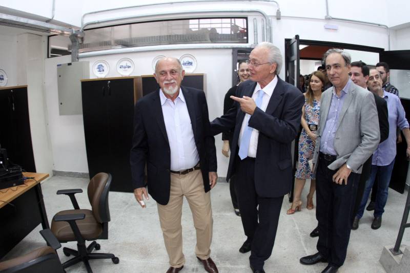 O Parque de Ciência e Tecnologia Guamá (PCT Guamá), em Belém, ganhou um novo prédio para solidificação das ações de incremento ao desenvolvimento socioeconômico do Estado, o Espaço Empreendedor. A cerimônia de inauguração, na quarta-feira (07), foi conduzida pelo governador Simão Jatene e o titular da Secretaria de Estado de Ciência, Tecnologia e Educação Profissional e Tecnológica (Sectet), Alex Fiúza de Mello.
FOTO: CRISTINO MARTINS / AG. PARÁ
DATA: 07.03.2018
BELÉM - PARÁ <div class='credito_fotos'>Foto: Cristino Martins/Ag. Pará | <a href='/midias/2018/originais/859208ae-79b9-4c22-ad11-6f66d0f7cc43.jpg' download><i class='fa-solid fa-download'></i> Download</a></div>