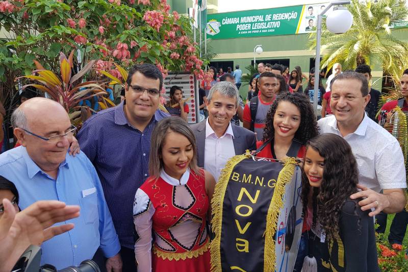 E também neste domingo (20), na Câmara Municipal de Vereadores de Redenção, o secretário Regional Jorge Bittencourt assinou ordem de serviço para recuperação e pavimentação asfáltica de 10 quilômetros de vias públicas no município. Um investimento do Governo do Estado de R$ 5.389.222,44.
FOTO: ASCOM CRGSP
DATA: 20.05.2018
REDENÇÃO - PARÁ <div class='credito_fotos'>Foto: ASCOM CRGSP | <a href='/midias/2018/originais/8593a51a-5c0f-4184-82b7-ae2cb793afd3.jpg' download><i class='fa-solid fa-download'></i> Download</a></div>