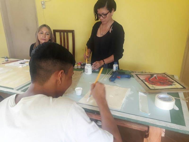 Adolescentes e jovens que cumprem medidas socioeducativas nas unidades da Fundação de Atendimento Socioeducativo do Pará (Fasepa), localizadas na Região Metropolitana de Belém, intensificam os ensaios para o Sarau Literário da Socioeducação 2018, que será realizado na próxima sexta-feira (18), no Teatro Margarida Schivasappa, em Belém. Eles ensaiam diariamente no Espaço Apoena, em Ananindeua, onde são desenvolvidas diversas linguagens artísticas e culturais, além de cursos e oficinas profissionalizantes. A montagem do Sarau envolve cerca de 70 socioeducandos, direta e indiretamente. Em sua quarta edição, o Sarau Literário da Socioeducação homenageará o escritor amazonense Milton Hatoum, com a adaptação da obra “Relato de um Certo Oriente”.
FOTO: ALBERTO PASSOS / ASCOM FASEPA
DATA: 16.05.2018
BELÉM - PARÁ <div class='credito_fotos'>Foto: ALBERTO PASSOS/ ASCOM FASEPA | <a href='/midias/2018/originais/8593f353-73bb-4b9a-ae98-bb0a424bea60.jpg' download><i class='fa-solid fa-download'></i> Download</a></div>
