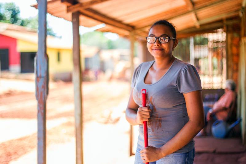 Aos poucos, a paisagem de Serra Pelada – que já foi o maior garimpo a céu aberto do planeta e hoje é distrito de Curionópolis, município do sudeste paraense - começa a se modificar. A poeira intensa, típica de estradas de chão, vai paulatinamente dando lugar à camada de asfalto, que pela primeira vez chega a Curiónópolis, conhecido mundialmente pela corrida do ouro e pelo formigueiro humano nos anos 1980, eternizado pelo olhar do fotógrafo Sebastião Salgado. O ouro não é mais explorado na região, mas Serra Pelada ainda é uma cidade de garimpeiros. São eles que residem e povoam as ruas, que parecem ter parado no tempo. Foram esses trabalhadores que fizeram a localidade crescer, que formaram famílias e criaram filhos nascidos no local, fincando raízes, criando identidade, sonhando com a volta da exploração do ouro, cada vez mais distante. Mas até esse cenário vem se transformando. Na foto, Maria Mauricélia dos Santos.

FOTO: ASCOM / PREFEITURA DE CURIONÓPOLIS
DATA: 08.06.2018
CURIONÓPOLIS - PARÁ <div class='credito_fotos'>Foto: ASCOM / PREFEITURA DE CURIONÓPOLIS   |   <a href='/midias/2018/originais/85988c03-50e3-403d-a8c6-2c747db1f9c5.jpg' download><i class='fa-solid fa-download'></i> Download</a></div>