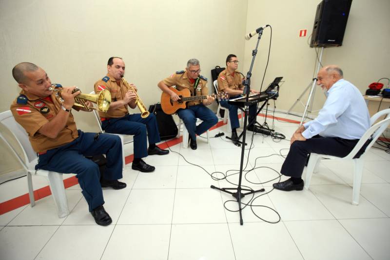 O governador Simão Jatene foi homenageado nesta sexta-feira, 14, com um café da manhã no Quartel do Corpo de Bombeiros Militar do Pará. A homenagem foi feita pela cúpula da Segurança Pública do Estado.

FOTO: MÁCIO FERREIRA / AG. PARÁ
DATA: 14.12.2018
BELÉM - PARÁ <div class='credito_fotos'>Foto: MÁCIO FERREIRA/ AG. PARÁ   |   <a href='/midias/2018/originais/85a47b90-5b0e-4d90-98b5-0b97cd9c8bd3.jpg' download><i class='fa-solid fa-download'></i> Download</a></div>