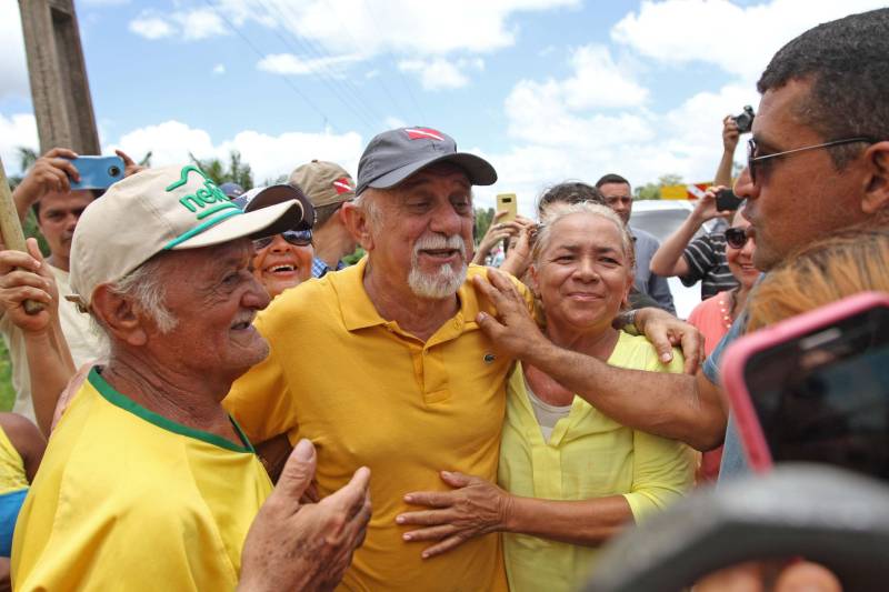 "Agora a população terá um lugar mais organizado, com mais higiene para comprar seu pescado e a sua carne. E pra gente que possui restaurante é melhor ainda, pois além da facilidade de adquirir os alimentos, o mercado também atrai clientes", comemorou Jaqueline Cardoso, 20 anos, que possui um ponto de venda de comidas em frente ao Mercado Municipal José Noronha Monteiro, no distrito de Boa Vista, em Quatipuru, no nordeste paraense. O espaço foi entregue oficialmente à população nesta segunda-feira (19), assim como as obras de pavimentação asfáltica da PA-446 e de cinco pontes em concreto ao longo da rodovia. A cerimônia contou com a presença do governador Simão Jatene, parlamentares, prefeitos da região entre outras autoridades locais. "Essas são importantes obras que vão beneficiar não só a população de Quatipuru, mas de toda a região. E faço questão de ressaltar que em todas elas existe o dinheiro dos impostos que todos nós paraenses pagamos. Esse é o retorno que fazemos questão de dar à população. Nós gestores somos apenas instrumentos desse grande desenvolvimento, quem financia é o povo", afirmou o governador Simão Jatene.
FOTO: CRISTINO MARTINS / AG. PARÁ
DATA: 19.03.2018
QUATIPURU - PARÁ <div class='credito_fotos'>Foto: Cristino Martins/Ag. Pará | <a href='/midias/2018/originais/85a8c847-038f-4f2f-a035-22128a0514e0.jpg' download><i class='fa-solid fa-download'></i> Download</a></div>