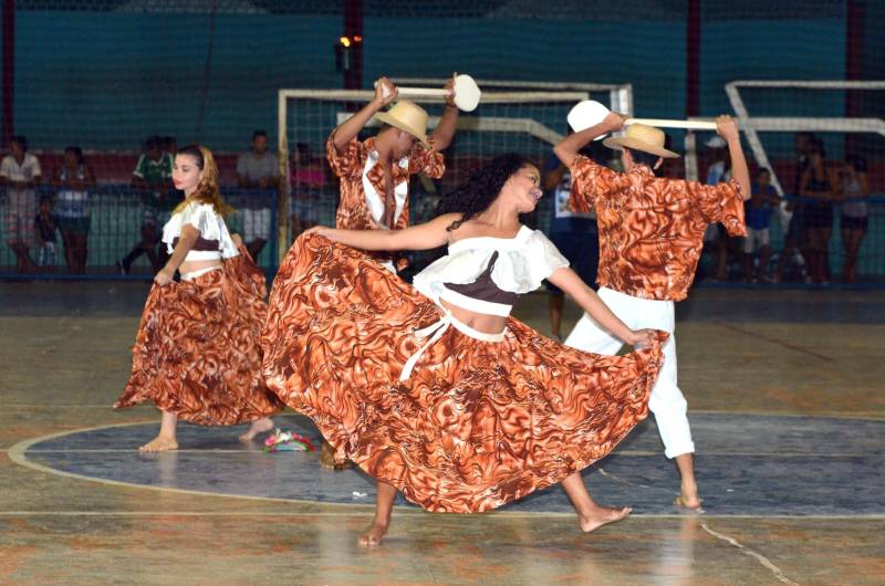 Uma intensa programação cultural, social e esportiva movimenta a cidade de Mãe do Rio, nesta sexta-feira (11), quando o município comemora 30 anos de fundação. Os competidores da etapa regional de Mãe do Rio dos Jogos Estudantis Paraenses (Jeps) terão um forte aliado durante os cinco dias da competição: a animação da torcida local.
FOTO: ELISEU DIAS / ASCOM SEDUC
DATA: 09.05.2018
MÃE DO RIO - PARÁ <div class='credito_fotos'>Foto: Eliseu Dias / Ascom Seduc | <a href='/midias/2018/originais/85abd05b-b55c-4324-8f2f-1c4e115f87e4.jpg' download><i class='fa-solid fa-download'></i> Download</a></div>