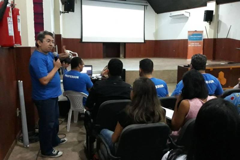O Teatro Reinaldo Castanheira, no Centro Cultural de Paragominas (sudeste do Pará), recebe espetáculos teatrais e outros eventos no município, mas neste sábado (12) recebeu o “aulão” do Pro Paz Enem, promovido pela Fundação Pro Paz.
FOTO: ASCOM PRO PAZ
DATA: 12.05.2018
PARAGOMINAS - PARÁ <div class='credito_fotos'>Foto: ASCOM PRO PAZ | <a href='/midias/2018/originais/85b264b2-cb83-4843-bbc3-a8298d89e931.jpg' download><i class='fa-solid fa-download'></i> Download</a></div>