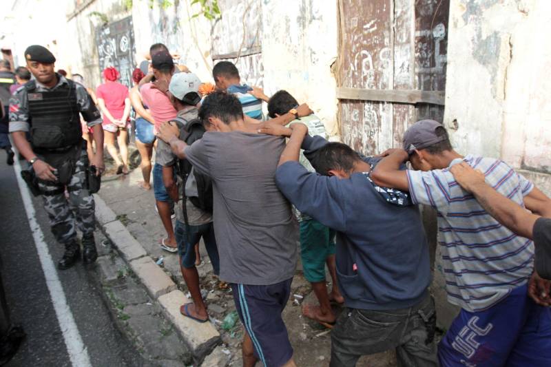 Após dois meses de investigação e um trabalho intenso de inteligência, as forças de segurança estaduais prenderam na tarde de hoje, durante a “Operação Campina”, desencadeada no bairro de mesmo nome, centro de Belém, quatro mulheres acusadas de tráfico de drogas e apreendeu quase dois quilos de cocaína, maconha e crack, resultado do cumprimento de oito mandados de busca e apreensão.
FOTO: CRISTINO MARTINS / AG. PARÁ
DATA: 16.02.2018
BELÉM - PARÁ <div class='credito_fotos'>Foto: Cristino Martins/Ag. Pará | <a href='/midias/2018/originais/85b26f2b-7a0f-460f-a70c-77372db593bc.jpg' download><i class='fa-solid fa-download'></i> Download</a></div>