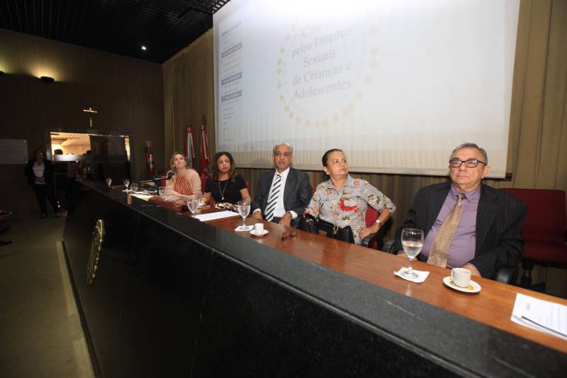 O Comitê de Enfrentamento à Violência Sexual Contra Crianças e Adolescentes, o Ministério Público do Pará, a Fundação Pro Paz e outras instituições parceiras realizaram na manhã desta sexta-feira (18) uma “Ciranda pelos direitos sexuais de crianças e adolescentes”, no auditório do MP, em Belém. A programação foi alusiva a 18 de Maio, Dia Nacional de Enfrentamento à Exploração e ao Abuso Sexual Contra Crianças e Adolescentes. O objetivo do evento foi debater com crianças e adolescentes a temática, enfatizando o respeito aos direitos desse segmento. A promotora Leane Barros Fiuza de Melo, coordenadora do Centro de Apoio Operacional da Infância e Juventude do Ministério Público, ressaltou a importância de somar esforços nesta luta.
FOTO: RODOLFO OLIVEIRA / AG. PARÁ
DATA: 18.05.2018
BELÉM - PARÁ <div class='credito_fotos'>Foto: Agência Pará | <a href='/midias/2018/originais/85b3c37a-8f76-4c46-9c2c-5a69cd59669b.jpg' download><i class='fa-solid fa-download'></i> Download</a></div>