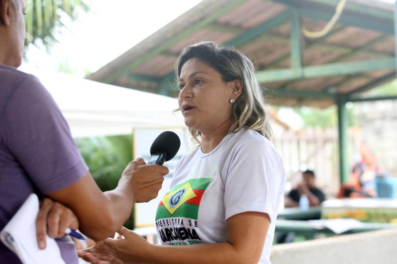 Aos 22 anos, Cláudio Cardoso está desempregado e procura um trabalho para sustentar o filho. Neste domingo (11) ele aproveitou a presença da Caravana Pro Paz no município de Barcarena, distante 15 quilômetros da capital, para retirar seus documentos e até aproveitou para cortar os cabelos. Na segunda-feira (12) pretende sair em busca de um emprego. Ele é um dos mil beneficiados pelos atendimentos feitos na cidade pela Caravana Pro Paz, uma ação do Governo do Pará, que busca garantir o acesso da população mais carente a serviços de atenção às necessidades básicas do cidadão, como atendimentos médicos, exames, vacinação, entre outros, com ações de mobilização em diversas regiões e municípios, a fim de fortalecer a cidadania paraense. “Os documentos e aparências são muito importantes para conseguir um trabalho, por isso estou aproveitando para fazer tudo para na segunda-feira continuar procurando emprego”, comentou Claudio. Ele está separado e quer encontrar um trabalho para sustentar o filho. A Caravana Pro Paz está iniciando os trabalhos em 2018 por Barcarena, nas comunidades de Vila Nova, Bom futuro e Burajuba afetadas pelo transbordamento de rejeitos da Hydro Alunorte, no início deste mês. Os serviços de retirada de documentos (Certidão de Nascimento, RG, Registro Social, ID Jovem), atendimento médico (pediatria, ginecologia e clínica geral), consulta jurídica, exames vacinas e cortes de cabelo foram ofertados em parceria com a Prefeitura do município.
FOTO: IGOR BRANDÃO / AG PARÁ
DATA: 11.03.2018
BARCARENA - PARÁ <div class='credito_fotos'>Foto: IGOR BRANDÃO / AG. PARÁ | <a href='/midias/2018/originais/85b7717b-5934-4c6b-a5d2-7012de744bec.jpg' download><i class='fa-solid fa-download'></i> Download</a></div>