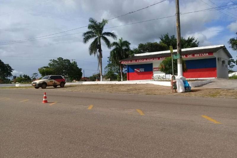 A partir desta segunda-feira, 2, o pólo citrícola do nordeste paraense passa a contar com um importante serviço de defesa sanitária: começam a funcionar os postos de fiscalização da Agência de Defesa Agropecuária do Pará (Adepará), localizados nas entradas dos municípios de Irituia (foto) e Ourém. O produtor deve ficar atento para apresentar a documentação necessária ao passar pela fiscalização.
FOTO: ASCOM ADEPARÁ
DATA: 31.03.2018
IRITUIA - PARÁ <div class='credito_fotos'>Foto: ASCOM ADEPARÁ | <a href='/midias/2018/originais/85beb381-11b8-4757-88d4-b0150cf2ba75.jpg' download><i class='fa-solid fa-download'></i> Download</a></div>