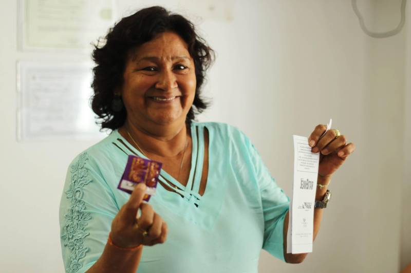 Alertar para a importância do uso de preservativos na prevenção de Infecções Sexualmente Transmissíveis (IST)/HIV. Esse é o principal objetivo da campanha "Dicas para um carnaval Seguro", promovida pelo Grupo de Trabalho de Humanização (GTH) do Hospital Jean Bitar (HJB), nos dias 8 e 9 de fevereiro, voltada para colaboradores, usuários, acompanhantes e visitantes. Os presentes tiveram a oportunidade de receber preservativos, informações e material educativo sobre o tema. De acordo com dados do Ministério da Saúde (MS), a cultura de não usar camisinha tem contribuído diretamente para o aumento do índice de casos de Aids entre jovens brasileiros. Os números são alarmantes; entre a faixa etária de 20 a 24 anos, a taxa de detecção subiu de 14,9 casos por 100 mil habitantes, em 2006, para 22,2 casos, em 2016. Na foto, a vereadora do Município de Santo Antônio do Tauá, Socorro Santos.
FOTO: ASCOM HJB
DATA: 09.02.2018
BELÉM - PARÁ <div class='credito_fotos'>Foto: ASCOM HJB | <a href='/midias/2018/originais/85d3a986-8f80-4954-a9b3-3ddc6400f6fd.jpg' download><i class='fa-solid fa-download'></i> Download</a></div>