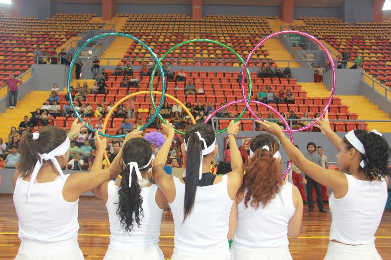 Mais de 60 adolescentes e jovens em cumprimento de medida socioeducativa no Pará conheceram as instalações da Arena Guilherme Paraense (o Mangueirinho), em Belém. O espaço recebeu os internos para o encerramento da II Olimpíada de Inverno da Socioeducação, evento criado com o objetivo de proporcionar atividades de esporte e cultura aos adolescentes em cumprimento de medida socioeducativa no Estado, além de promover o espírito esportivo e garantir maior integração entre os internos. A Arena sediou as finais do futsal feminino e masculino, além de apresentações culturais que marcaram o encerramento da atividade promovida pela Fundação de Atendimento Socioeducativo do Pará (Fasepa), por meio do Projeto Ressignificando Caminhos na Socioeducação.
FOTO: ALBERTO PASSOS / ASCOM FASEPA
DATA: 28.03.2018
BELÉM - PARÁ <div class='credito_fotos'>Foto: ALBERTO PASSOS/ ASCOM FASEPA | <a href='/midias/2018/originais/85db0d11-8751-4987-8870-5a4ecc11e543.jpg' download><i class='fa-solid fa-download'></i> Download</a></div>
