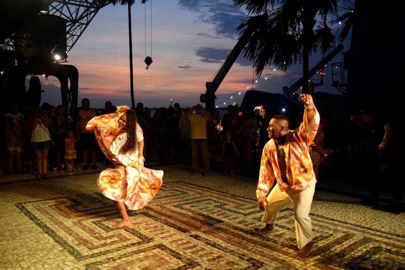 Nesta sexta-feira (02), o projeto Pôr do Som abre a programação de fevereiro com o legítimo carimbó pau e corda do grupo Sancari. A apresentação é aberta ao público e começa às 18h30, no recuo da orla da Estação das Docas. Com mais de 20 anos de estrada, o grupo busca manter vivo o carimbó de raiz, assim como o respeito pelas manifestações culturais do Pará.
FOTO: GERALDO RAMOS / OS PARÁ 2000
DATA: 01.02.2018
BELÉM - PARÁ <div class='credito_fotos'>Foto: Geraldo Ramos/ OS Pará 2000 | <a href='/midias/2018/originais/85e008c9-4088-4ac8-9a6b-f64c44d716a7.jpg' download><i class='fa-solid fa-download'></i> Download</a></div>