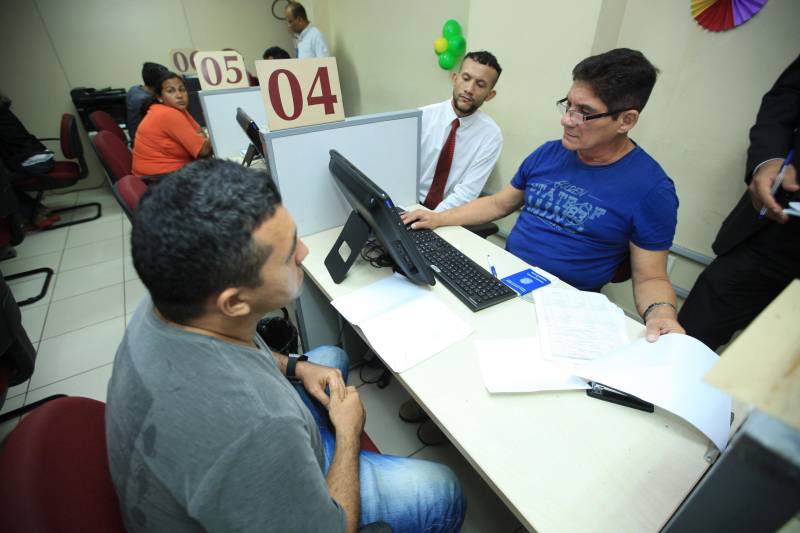 Nesta quarta-feira (2), a Secretaria de Assistência Social, Trabalho, Emprego e Renda (Seaster) realizou, na Casa do Trabalhador, uma ação de cidadania alusiva ao Dia do Trabalhador, celebrado ontem (1°). A programação contou com emissão de RG, encaminhamento para carteira de trabalho, intermediação de mão de obra através do SINE, testes rápidos de Hepatite C, atendimento médico com clínico geral, orientação jurídica e de contabilidade, cadastro e emissão de carteiras para artesãos, palestras e serviços de beleza. Iara Carvalho, de 22 anos, acordou cedo para participar da ação. Ela, que procura um emprego, foi encaminhada para a intermediação de mão de obra do SINE e aproveitou, também, para fazer um atendimento jurídico. “Fiquei sabendo da ação pela minha tia e vim participar. Conheço pessoas que conseguiram emprego pelo SINE e vim me cadastrar na torcida de conseguir um também. Espero já sair daqui com alguma entrevista marcada”, disse.
FOTO: MÁCIO FERREIRA / AG. PARÁ
DATA: 02.05.2018
BELÉM - PARÁ <div class='credito_fotos'>Foto: MÁCIO FERREIRA/ AG. PARÁ | <a href='/midias/2018/originais/85e0ae19-32ab-4d37-a63c-528c7e6d624c.jpg' download><i class='fa-solid fa-download'></i> Download</a></div>