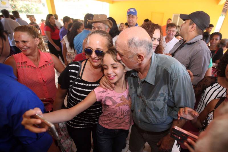 Também foram entregues nesta segunda (25) obras no distrito de Serra Pelada, em Curionópolis, sudeste do Estado. Uma das inaugurações foi a da Escola Estadual de Ensino Médio Joaquina Diamantina. A unidade de ensino teve investimento de R$ 220 mil em serviços nas redes elétrica e hidráulica, além de pintura, melhoria do forro e cobertura, assim como parte do piso, muro e calçada. Fundada em 1989, a escola foi praticamente reconstruída para atender com qualidade os 232 estudantes, nos turnos da tarde e à noite. São três salas de aula; bloco administrativo (sala da direção, sala dos professores e secretaria); uma copa cozinha, uma dispensa para armazenamento de alimentos da merenda escolar e banheiros masculino, feminino e de pessoa com deficiência (PCD). Em Curionópolis, o governador também entregou a pavimentação asfáltica de quatro quilômetros de vias urbanas, uma parceria com a Prefeitura de Curionópolis, dentro do Programa Asfalto na Cidade. Para esta obra, foram destinados R$ 1,7 milhão, que incluem serviços em terra, sub-base e base, pavimentação em CBUQ (Concreto Betuminoso Usinado a Quente) de três centímetros de espessura, meio-fio de concreto com lâmina d’água e sinalização horizontal. Curionópolis é um dos 99 municípios paraenses que assinaram com o governo o Termo de Asfalto, sendo que 33 já iniciaram as obras. Somados, os termos garantirão 529,6 km de pavimentação de vias urbanas – um investimento total de quase R$ 255 milhões do Tesouro Estadual.
FOTO: THIAGO GOMES / AG. PARÁ
DATA: 25.06.2018
CURIONÓPOLIS - PARÁ <div class='credito_fotos'>Foto: Thiago Gomes /Ag. Pará | <a href='/midias/2018/originais/85ef7fb5-d75d-4947-8a02-301702b63e8a.jpg' download><i class='fa-solid fa-download'></i> Download</a></div>