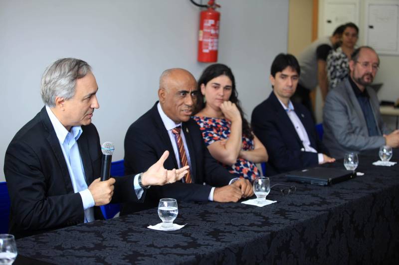 Renovar, reinventar, repensar e preservar a Amazônia e sua extensa biodiversidade serão as principais funções do Centro de Estudos Avançados da Biodiversidade (Ceabio), o primeiro da região Norte e um dos pioneiros do país. Inaugurado nesta quarta-feira (21), o laboratório faz parte do Parque de Ciência e Tecnologia Guamá (PCT Guamá), sediado em Belém. Na fdoto, Alex Fiúza de Melo, secretário de Estado de Ciência, Tecnologia e Educação Profissional e Tecnológica (Sectet).
FOTO: MÁCIO FERREIRA / AG. PARÁ
DATA: 21.02.2018
BELÉM - PARÁ <div class='credito_fotos'>Foto: MÁCIO FERREIRA/ AG. PARÁ | <a href='/midias/2018/originais/85f13048-3949-4521-8082-448fbd355c90.jpg' download><i class='fa-solid fa-download'></i> Download</a></div>
