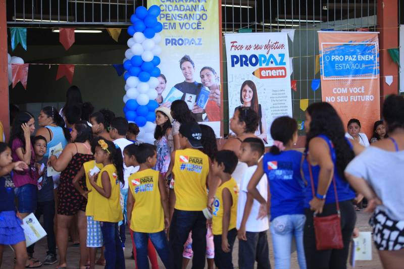 Nesta sexta-feira, uma programação (foto) alegre e diferenciada marcou as comemorações pelos 14 anos do Pro Paz no Pará, iniciativa que surgiu em 2004 como um programa do Governo do Estado, convertida mais tarde em política pública por força de decreto, até se consolidar, em 2015, na Fundação Pro Paz, que tem a missão de racionalizar e ordenar recursos e ações para transformar a vida de milhares de paraenses em situação de vulnerabilidade social. A existência do Pro Paz fez do Pará vanguarda na Federação, por ser o único estado que possui, há mais de dez anos, um protocolo padrão para atendimento a crianças e adolescentes vítimas de violência que é modelo para o Brasil, referendado pela ONG Childhood Brasil e reconhecido pela ONU. O modelo referência do trabalho do Pro Paz foi que levou o Pará a ganhar da Organização das Nações Unidas (ONU), em 2015, o reconhecimento por manter uma das onze melhores práticas das Américas para a integração de sistemas de segurança pública com políticas sociais.
FOTO: MÁCIO FERREIRA / AG. PARÁ
DATA: 29.06.2018
BELÉM - PARÁ <div class='credito_fotos'>Foto: MÁCIO FERREIRA/ AG. PARÁ | <a href='/midias/2018/originais/85f65210-a28c-4e9e-8b65-7a1edd69e327.jpg' download><i class='fa-solid fa-download'></i> Download</a></div>