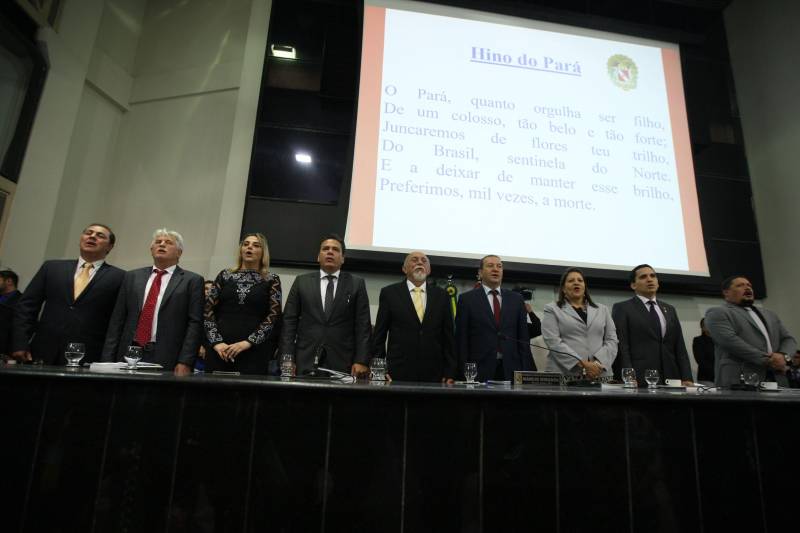 O governador Simão Jatene entregou, na manhã desta terça-feira (6), a "Mensagem Governamental do Pará à Assembleia Legislativa 2018", em sessão especial que abriu os trabalhos da Casa no exercício 2018. A leitura do documento destacou os principais resultados alcançados pelo governo no ano anterior e fez prognósticos de obras e serviços previstos para este ano.
FOTO: ANTONIO SILVA / AG. PARÁ
DATA: 06.02.2018
BELÉM - PARÁ <div class='credito_fotos'>Foto: Antônio Silva/Ag. Pará | <a href='/midias/2018/originais/86091057-90ac-4825-a58d-a9313a056bf2.jpg' download><i class='fa-solid fa-download'></i> Download</a></div>