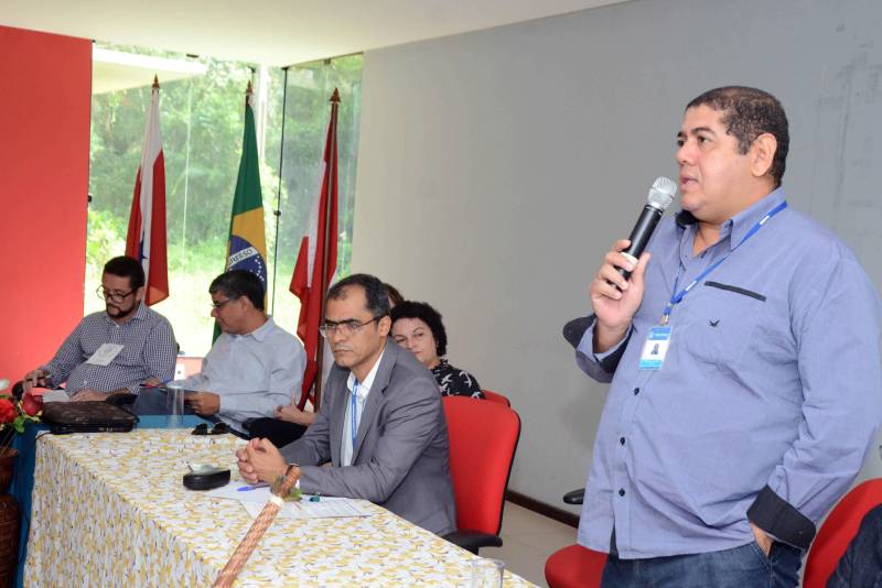 A elaboração de um currículo de Ensino Religioso para as escolas estaduais e municipais do Estado, em sintonia com a Base Nacional Comum Curricular (BNCC), começou a ser discutida nesta quinta-feira (15), em Belém, por educadores de instituições federais, estaduais e municipais de ensino, e por estudantes do Pará, Amazonas, Amapá, Acre, São Paulo e Minas Gerais, durante o IV Encontro de Professores de Ensino Religioso do Pará, na Universidade Federal do Pará (UFPA).Ao final do evento, nesta sexta-feira (16), a proposta de currículo será encaminhada à Secretaria de Estado de Educação (Seduc) objetivando inclusão ao projeto de currículo estadual do Ensino Fundamental, conforme cronograma de implantação da BNCC, ao final de 2019. na foto, O coordenador do Centro de Formação de Profissionais da Educação Básica do Pará (Cefor) da Seduc, Carlos Miranda.O coordenador do Centro de Formação de Profissionais da Educação Básica do Pará (Cefor) da Seduc, Carlos Miranda.

FOTO: ELISEU DIAS / ASCOM SEDUC
DATA: 16.02.2018
BELÉM - PARÁ <div class='credito_fotos'>Foto: Eliseu Dias / Ascom Seduc   |   <a href='/midias/2018/originais/86156fb7-fb49-409b-b1ce-9c98cd373b53.jpg' download><i class='fa-solid fa-download'></i> Download</a></div>