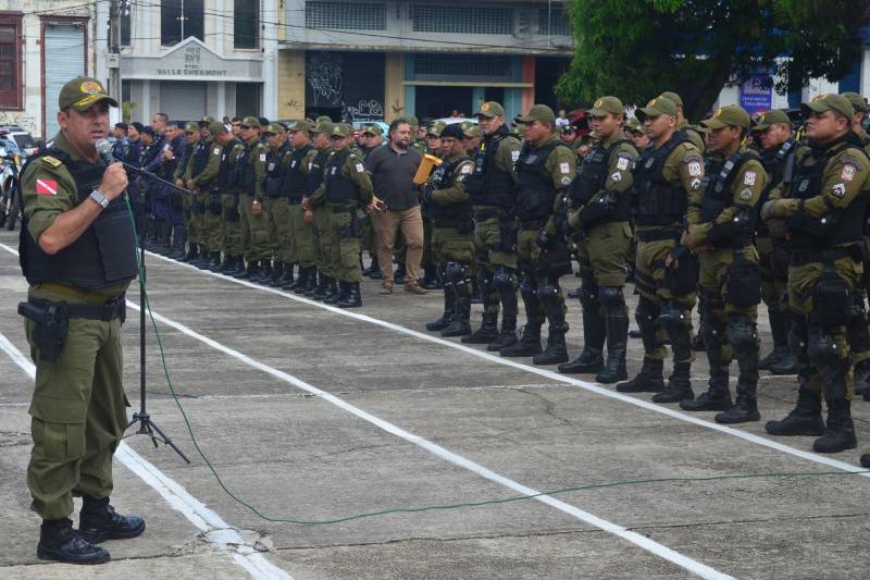 Foi lançada na manhã deste sábado, 8, na Praça da Bandeira, em Belém, a Operação Boas Festas, coordenada pela Polícia Militar do Pará e integrada aos órgãos do Sistema de Segurança Pública do Estado. As ações da Boas Festas vão até o dia 1º de janeiro de 2019. A população do Estado contará com 6,6 mil policias militares que reforçarão o policiamento ordinário na capital, área metropolitana e demais regiões paraenses. 

FOTO: ELIELSON MODESTO / ASCOM SUSIPE
DATA: 08.12.2018
BELÉM - PARÁ <div class='credito_fotos'>Foto: Elielson Modesto / Ascom Segup   |   <a href='/midias/2018/originais/861b70ca-fe14-4951-bea5-f95150b9c419.jpg' download><i class='fa-solid fa-download'></i> Download</a></div>