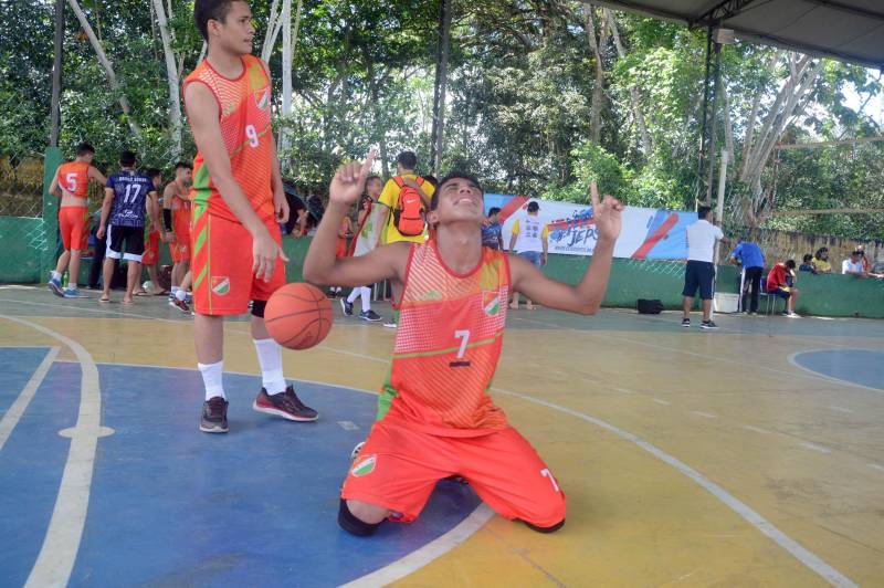 A etapa regional dos Jogos Estudantis Paraenses (Jeps), realizada de 16 a 19 de maio, no município de Igarapé-Açu, no nordeste do Estado, selecionou os times que vão disputar a etapa estadual, em junho, em Belém. Depois dos quatro dias de disputas, Castanhal foi apontada como a delegação que levará para a próxima etapa o maior número de times.
FOTO: RAI PONTES / ASCOM SEDUC
DATA: 20.05.2018
IGARAPÉ-AÇU - PARÁ <div class='credito_fotos'>Foto: Rai Pontes/Ascom Seduc | <a href='/midias/2018/originais/861cfdb5-7d87-4db1-a257-cca07a7865f2.jpg' download><i class='fa-solid fa-download'></i> Download</a></div>