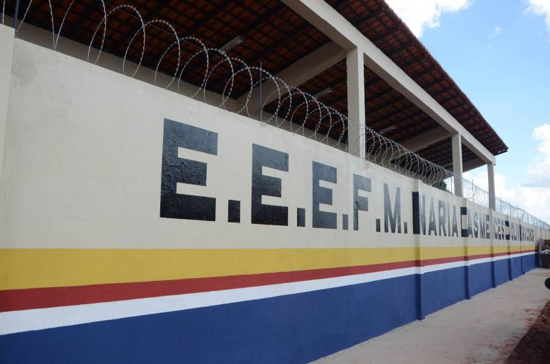 Após obras de reforma e ampliação, a Escola Estadual de Ensino Fundamental e Médio Maria das Mercês de Oliveira Conor (foto), no município de Castanhal, foi entregue à população pela Secretaria de Estado de Educação (Seduc), na última quinta-feira (27). "Estamos entregando a escola completamente reformada e ampliada, desde os laboratórios e cantina, até as salas de aula. Temos a expectativa de que a comunidade abrace a escola, a oportunidade de ter melhoria no local de trabalho e, principalmente, consiga oportunizar qualidade de ensino a todos os estudantes da escola. É um grande avanço e uma grande conquista. Tenho certeza de que todos estão muito felizes com a nova escola”, disse o secretário adjunto de Ensino, José Roberto Silva.

FOTO: RAI PONTES / ASCOM SEDUC
DATA: 27.12.2018
CASTANHAL - PARÁ
 <div class='credito_fotos'>Foto: Rai Pontes/Ascom Seduc   |   <a href='/midias/2018/originais/86205c96-080e-4803-9c12-4cf71b81e6c6.jpg' download><i class='fa-solid fa-download'></i> Download</a></div>