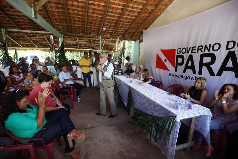 “Ter a posse da terra é a certeza de que nunca iremos perder o nosso direito, que nossos filhos e nossos netos poderão dar continuidade a nossa história em segurança. Foram anos de luta até chegar esse dia, agraciados com a assinatura do nosso título de terra. Só temos a agradecer a todos que fizeram parte disso e a cada um que lutou junto para que hoje isso se tornasse realidade”. A fala emocionada foi de seu Mário Araújo Silva, presidente da Associação Remanescente de Quilombo Espírito Santo, localizada no município do Acará, no nordeste do Estado. Ele assinou, neste sábado (24), junto com o governador Simão Jatene (foto), o título que dá a posse da terra a comunidade. A fala do presidente traduz o sentimento das dezenas de famílias que moram no local, que agora tem a posse legítima do local onde seus antepassados viveram. “Sou filho de mãe negra. Nasci aqui como minha vó, bisavó, que fazem parte da história dessa comunidade que já existe a mais de 300 anos.
FOTO: SIDNEY OLIVEIRA / AG. PARÁ
DATA: 24.03.2018
ACARÁ - PARÁ <div class='credito_fotos'>Foto: Sidney Oliveira/Ag. Pará | <a href='/midias/2018/originais/862607c8-4074-471d-a906-3615ae60c8d6.jpg' download><i class='fa-solid fa-download'></i> Download</a></div>