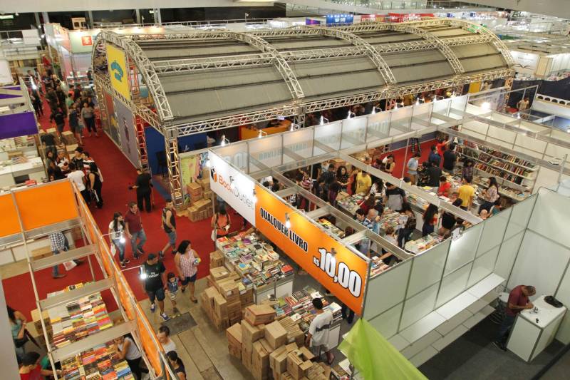 Uma programação extensa e diversificada marcou a abertura das atividades da XXII Feira Pan-Amazônica do Livro (foto) neste sábado (2), no Hangar – Centro de Convenções e Feiras da Amazônia, em Belém. Um grande público compareceu no primeiro dia, aproveitando as atrações culturais e as exposições nos estandes de livros.

FOTO: CRISTINO MARTINS / AG. PARÁ
DATA: 02.06.2018
BELÉM - PARÁ <div class='credito_fotos'>Foto: Cristino Martins/Ag. Pará   |   <a href='/midias/2018/originais/8626c206-399a-4f53-8106-4a95f32e9c40.jpg' download><i class='fa-solid fa-download'></i> Download</a></div>