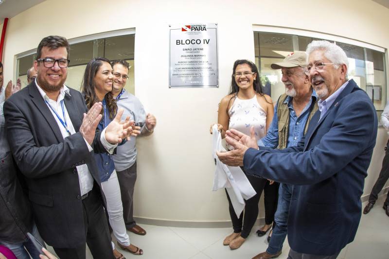 Governador Simão Jatene e comitiva da Uepa durante inauguração do bloco IV, do campus VIII da Uepa, em Marabá, na tarde desta sexta-feira, 6.
FOTO: NAILANA THIELY
DATA: 06.04.18
MARABÁ-PARÁ <div class='credito_fotos'>Foto: Agência Pará | <a href='/midias/2018/originais/86283bef-be77-4a02-bd4e-08f3232b7c65.jpg' download><i class='fa-solid fa-download'></i> Download</a></div>