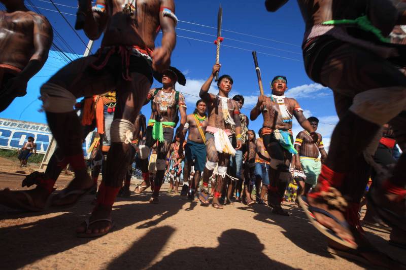 Uma caminhada pelas principais ruas de São Félix do Xingu foi o ponto alto da programação da Semana dos Povos Indígenas nesta quarta-feira (18). Os índios se concentraram em frente à Secretaria Municipal de Cultura, entoando cantos de guerra e dançando na luta por direitos. Uma das principais reivindicações é a retomada de territórios e a gestão ambiental dessas áreas. Durante a passeata, caciques se revezavam proferindo palavras de ordem, enquanto todos seguiam em cadência rumo à Praça do Triângulo, onde ocorre grande parte das atividades. A passeata foi também um protesto contra a exoneração de Franklimberg Ribeiro de Freitas da presidência da Fundação Nacional do Índio (Funai). Ele teria sido demitido pelo presidente Michel Temer a pedido de deputados da bancada ruralista, em Brasília.
FOTO: RODOLFO OLIVEIRA / AG. PARÁ
DATA: 18.04.2018
SÃO FÉLIX DO XINGU - PARÁ <div class='credito_fotos'>Foto: Rodolfo Oliveira/Ag. Pará | <a href='/midias/2018/originais/86359136-b2d3-4111-b330-dda735cfa2da.jpg' download><i class='fa-solid fa-download'></i> Download</a></div>