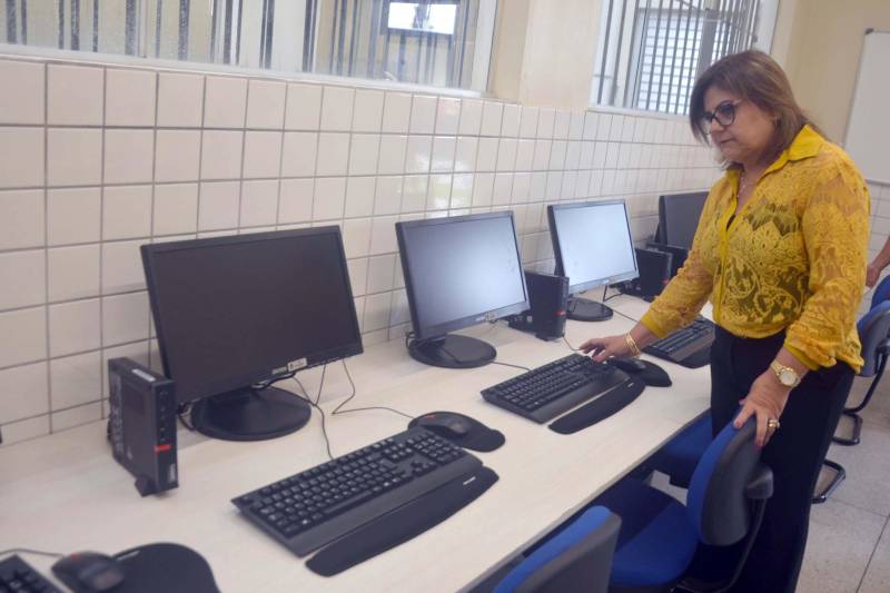 A Escola Estadual Mário Carneiro de Miranda, localizada no bairro da Sacramenta, em Belém, foi reinaugurada nesta terça-feira (22). Com 61 anos de fundação, a unidade foi reformada e ampliada a partir do Programa de Melhoria da Qualidade e Expansão da Cobertura da Educação Básica do Estado do Pará, que materializa o Pacto pela Educação. A obra custou R$ 1.862 milhão. A escola de Ensino Fundamental atende 296 alunos de 6 a 13 anos. A cerimônia de reinauguração foi presidida pela secretária de Estado de Educação, Ana Claudia Serruya Hage (blusa amarela), e reuniu, além da comunidade escolar, secretários adjuntos da Seduc e dirigentes de Unidades Seduc na Escola (Use), diretores e professores de outras escolas do bairro. A escola tem cinco salas de aula climatizadas, sala de professores, diretoria, dispensa, sala de leitura, banheiros para professores e alunos (masculino e feminino), banheiro para Portador de Necessidades Especiais, sala de informática, uma nova cozinha, bicicletário, todos devidamente identificados, inclusive em linguagem braile para orientação aos alunos de baixa visão.

FOTO: ELISEU DIAS / ASCOM SEDUC
DATA: 22.05.2018
BELÉM - PARÁ <div class='credito_fotos'>Foto: Eliseu Dias / Ascom Seduc   |   <a href='/midias/2018/originais/8641fa48-e40d-4f46-beb4-c50826639503.jpg' download><i class='fa-solid fa-download'></i> Download</a></div>