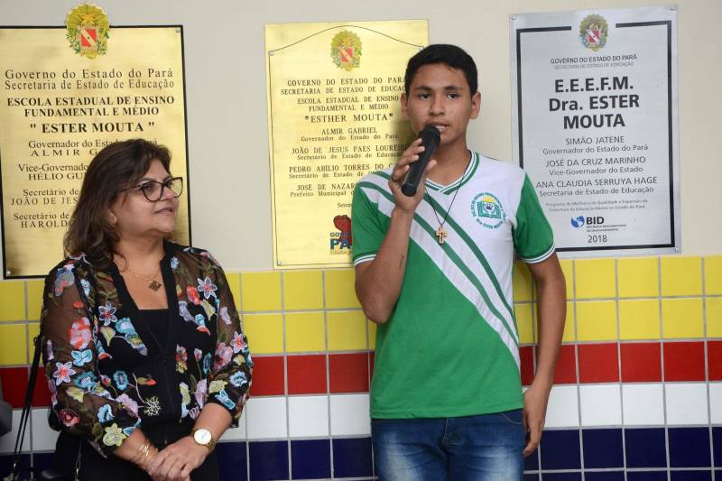 A Secretaria de Estado de Educação realizou na tarde desta terça-feira (04) visita para entrega de obra da Escola Estadual de Ensino Fundamental e Médio Dra. Ester Mouta, no município de Ponta de Pedras, na Ilha do Marajó. “A toda a comunidade e munícipe de Ponta de Pedras, a Escola Ester Mouta”, entregou a Secretaria de Estado de Educação, Ana Claudia Serruya Hage. “Nos inauguramos a escola com padrão de qualidade e agora cabe a todos os alunos, diretores e professores zelarem por esta escola que é um patrimônio púbico e que certamente várias gerações ainda passarão por ela. E que possamos manter ainda mais a cultura e a educação elevada em Ponta de Pedras", frisou Ana Claudia. Na foto, a Secretaria de Estado de Educação, Ana Claudia Serruya Hage e o aluno do 9º ano, Alberto Ferreira.
FOTO: FERNANDO NOBRE / ASCOM SEDUC
DATA: 04.12.2018
PONTAS DE PEDRAS - PARÁ <div class='credito_fotos'>Foto: FERNANDO NOBRE/ASCOM SEDUC | <a href='/midias/2018/originais/8643e244-3f8f-4226-8e07-94d68441d5c4.jpg' download><i class='fa-solid fa-download'></i> Download</a></div>