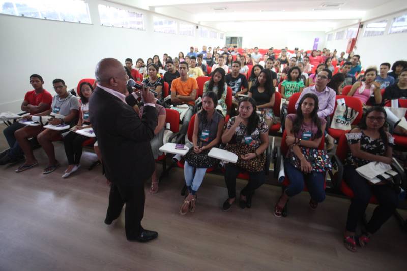 A terceira edição do Publicom – Encontro de Comunicação do Pará deste ano, realizada no município de Breves, no arquipelágo do Marajó, superou as expectativas de público. Com a presença de estudantes de ensino médio, comunicadores, representantes de órgãos públicos e instituições do Marajó, foram registradas cerca de 350 inscrições, com destaque para participação de moradores de Portel, Curralinho e Anajás. Durante a programação do evento realizado pelo Governo do Estado, por meio da Secretaria de Estado de Comunicação (Secom), nos dias 17 e 18, houve trocas de experiências e debates sobre cerimonial, design, mídia e feminicídio, direitos de crianças e adolescentes, credibilidade da informação. Os livros arrecadados no credenciamento – um total de 170 exemplares - serão doados ao Hospital Público Regional do Marajó. Na foto, o cerimonialista Reginaldo Teles.
FOTO: MARCELO LELIS / AG. PARÁ
DATA: 18.05.2018
BELÉM - PARÁ <div class='credito_fotos'>Foto: Marcelo Lelis / Ag. Pará | <a href='/midias/2018/originais/86470e4a-de25-4b17-8715-b9a2c14b0221.jpg' download><i class='fa-solid fa-download'></i> Download</a></div>