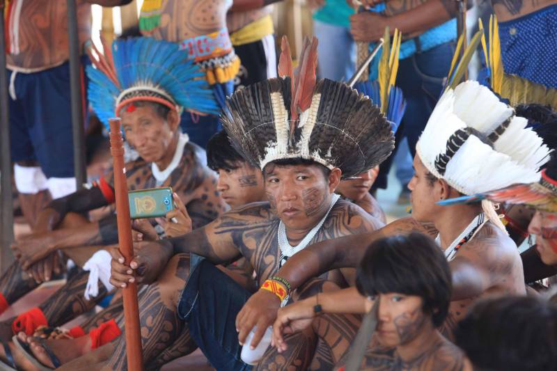 Uma caminhada pelas principais ruas de São Félix do Xingu foi o ponto alto da programação da Semana dos Povos Indígenas nesta quarta-feira (18). Os índios se concentraram em frente à Secretaria Municipal de Cultura, entoando cantos de guerra e dançando na luta por direitos. Uma das principais reivindicações é a retomada de territórios e a gestão ambiental dessas áreas. Durante a passeata, caciques se revezavam proferindo palavras de ordem, enquanto todos seguiam em cadência rumo à Praça do Triângulo, onde ocorre grande parte das atividades. A passeata foi também um protesto contra a exoneração de Franklimberg Ribeiro de Freitas da presidência da Fundação Nacional do Índio (Funai). Ele teria sido demitido pelo presidente Michel Temer a pedido de deputados da bancada ruralista, em Brasília.
FOTO: RODOLFO OLIVEIRA / AG. PARÁ
DATA: 18.04.2018
SÃO FÉLIX DO XINGU - PARÁ <div class='credito_fotos'>Foto: Rodolfo Oliveira/Ag. Pará | <a href='/midias/2018/originais/86471811-18f6-4d6a-a04d-071730dc5785.jpg' download><i class='fa-solid fa-download'></i> Download</a></div>