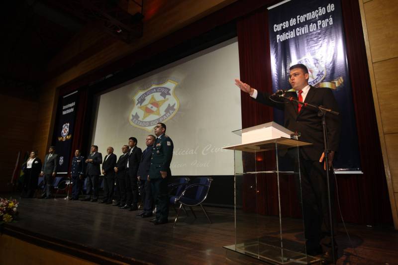 O Pará vai voltar a ter um delegado de polícia para cada município. A posse de 149 novos delegados da Polícia Civil, que aconteceu nesta segunda-feira (26) no Teatro Maria Sylvia Nunes, na Estação das Docas, vai garantir, com sobras, a cobertura completa dos 144 municípios do estado. Aprovados em concurso público, os novos delegados concluíram o curso de Formação da Polícia Civil do Pará no dia 15 deste mês. O curso foi o primeiro do Brasil a incluir sete disciplinas inéditas: Oratória, Atuação Policial frente aos Grupos Vulneráveis, Relacionamento com a Imprensa e Mídias Sociais, Abordagem Psicopatológica do Crime e da Violência, Investigação Financeira no Enfrentamento ao Crime de Lavagem de dinheiro, Noções Básicas de Enfrentamento às Fraudes Veiculares e Linguagem Brasileira de Sinais. O concurso aprovou ainda 300 investigadores, 180 escrivães e 20 papiloscopistas. Os novos policiais civis passaram por quatro meses de formação técnica e profissional na Acadepol. Com a nomeação, o próximo passo será a lotação dos novos servidores públicos nas unidades de Polícia Civil do estado, quando eles saberão em qual região do Pará trabalharão inicialmente.
FOTO: SYDNEY OLIVEIRA / AG. PARÁ
DATA: 26.02.2018
BELÉM - PARÁ <div class='credito_fotos'>Foto: Sidney Oliveira/Ag. Pará | <a href='/midias/2018/originais/864a454d-7e4e-4b9a-923b-0518b96da26e.jpg' download><i class='fa-solid fa-download'></i> Download</a></div>