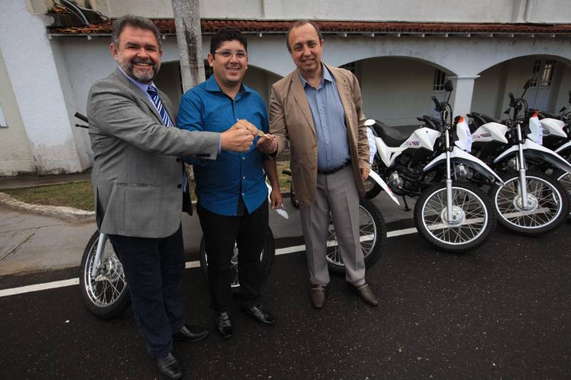 Quase R$ 2 milhões em equipamentos para o combate a malária no Pará foram distribuídos, nesta quarta-feira (7), em cerimônia no Palácio do Governo, em Belém. No total 38 microscópios, 21 motocicletas e 9 caminhonetes foram entregues, pelo governador Simão Jatene, a representantes de 11 municípios beneficiados, de diferentes regiões do Pará. Na ocasião, o governo também homenageou servidores estaduais que atuam há mais de 30 anos no combate a endemias e dedicaram anos de profissionalismo, compromisso e responsabilidade com o trabalho na Vigilância em Saúde Pública do Estado do Pará.
FOTO: MÁCIO FERREIRA / AG. PARÁ
DATA: 07.03.2018
BELÉM - PARÁ <div class='credito_fotos'>Foto: Antônio Silva/Ag. Pará | <a href='/midias/2018/originais/86509558-b7dd-4130-a350-3cebd9d6878d.jpg' download><i class='fa-solid fa-download'></i> Download</a></div>