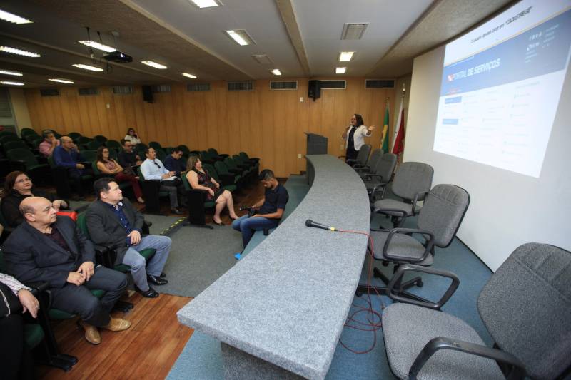 A Secretaria de Estado da Fazenda (Sefa) lançou nesta quarta-feira (09) o serviço de parcelamento de impostos estaduais pela internet. O evento, destinado a empresários e contadores, foi realizado no auditório da Escola de Governança Pública (EGPA), em Belém. Podem ser parcelados pela internet o Imposto sobre Operações Relativas à Circulação de Mercadorias e sobre Prestações de Serviços de Transporte Interestadual e Intermunicipal e de Comunicação (ICMS); Imposto sobre a Propriedade de Veículos Automotores (IPVA); Imposto sobre a Transmissão Causa Mortis e Doação de quaisquer bens ou direitos (ITCD); Taxa de Controle, Acompanhamento e Fiscalização das Atividades de Exploração e Aproveitamento de Recursos Hídricos (TFRH); Taxa de Controle, Acompanhamento e Fiscalização das Atividades de Pesquisa, Lavra, Exploração e Aproveitamento de Recursos Minerais (TFRM); Taxa de Serviços de Arrecadação por Documento de Arrecadação Estadual (DAE) e Dívida Ativa Não Tributária (Dant). Os débitos podem ser pagos em até 60 parcelas, desde que o valor da cada parcela não seja menor que 50 Unidades Padrão Fiscal do Pará (UPF-PA), que hoje é de R$ 3,3271. Na foto, a coordenadora do atendimento, Tânia Braga.
FOTO: MÁCIO FERREIRA / AG. PARÁ
DATA: 09.05.2018
BELÉM - PARÁ <div class='credito_fotos'>Foto: MÁCIO FERREIRA/ AG. PARÁ | <a href='/midias/2018/originais/8661f619-20cb-4761-8bfb-52689f3fedaf.jpg' download><i class='fa-solid fa-download'></i> Download</a></div>