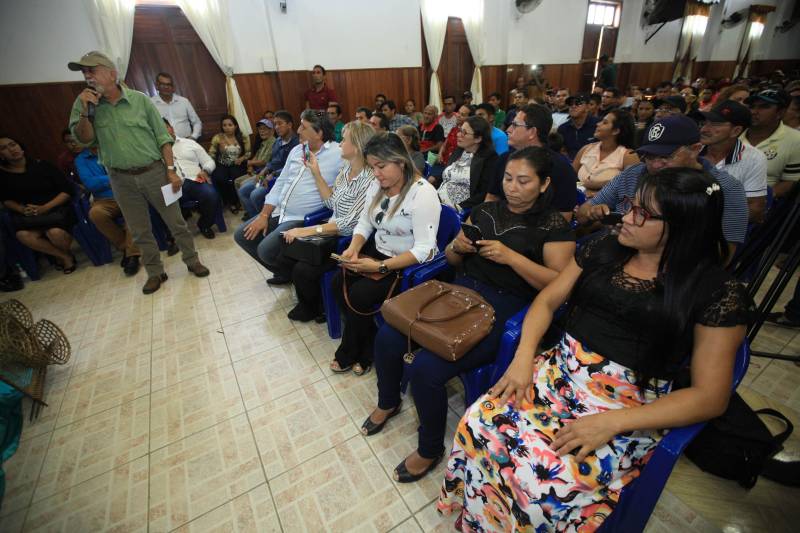 O produtor rural Nilson Corrêa da Silva, 23 anos, mora na comunidade Santo Ezequiel Moreno e produz alimentos em 700 hectares de terra na agrovila Acutipereira, no município de Portel, no arquipélago do Marajó. Mesmo morando e produzindo alimentos na comunidade, ele não possuía título de propriedade de terra. Para beneficiar produtores como Nilson, o governador Simão Jatene entregou, na manhã desta sexta-feira (23), títulos coletivos que beneficiaram mais de mil famílias. Os títulos também beneficiaram comunidades remanescentes de quilombos e povos tradicionais do município marajoara. O Pará foi o Estado que mais titulou áreas em prol dos remanescentes de quilombos no Brasil. Das 170 comunidades tituladas no país, 62 estão no Pará, sendo que destas 53 foram tituladas pelo Instituto de Terras do Pará (Iterpa).

FOTO: MÁCIO FERREIRA / AG. PARÁ
DATA: 23.03.2018
PORTEL - PARÁ <div class='credito_fotos'>Foto: MÁCIO FERREIRA/ AG. PARÁ   |   <a href='/midias/2018/originais/86651ac7-cf05-41c7-89ca-7bf18136fbc2.jpg' download><i class='fa-solid fa-download'></i> Download</a></div>